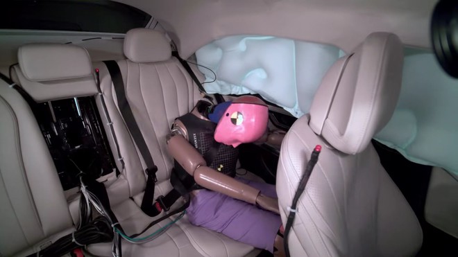 B&agrave;i test n&agrave;y cho thấy kh&ocirc;ng phải &lsquo;Mẹc&rsquo; đời mới nhất l&agrave; an to&agrave;n h&agrave;ng top: E-Class 2026 &lsquo;trượt&rsquo; điểm tối đa v&igrave; kh&ocirc;ng bảo vệ tốt người ngồi- Ảnh 3.