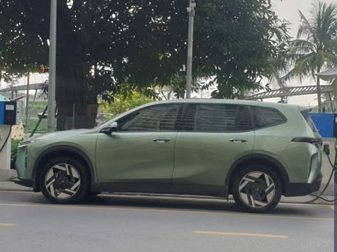 Lộ loạt trang bị đồn đo&aacute;n của VinFast Limo bản 'full' tại Việt Nam: M&acirc;m lớn, ghế giả da, cần số mới c&ugrave;ng nhiều n&acirc;ng cấp &lsquo;đ&aacute;p lại&rsquo; tranh luận từ MXH- Ảnh 2.