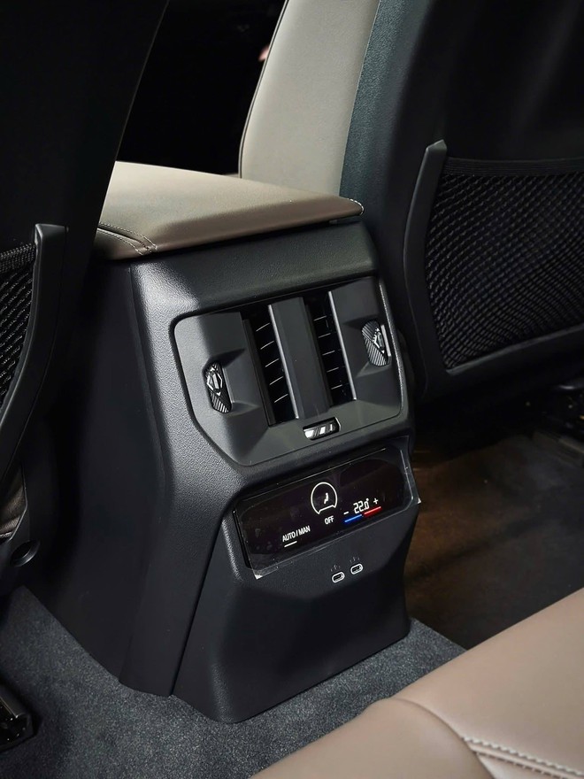 Ảnh thực tế BMW X3 2026 bản đắt nhất vừa về đại lý: Giá 2,899 tỷ đồng, máy mạnh hơn, 'full' ADAS cạnh tranh GLC 300- Ảnh 17. Ảnh thực tế BMW X3 2026 bản đắt nhất vừa về đại lý: Giá 2,899 tỷ đồng, máy mạnh hơn, 'full' ADAS cạnh tranh GLC 300- Ảnh 17.