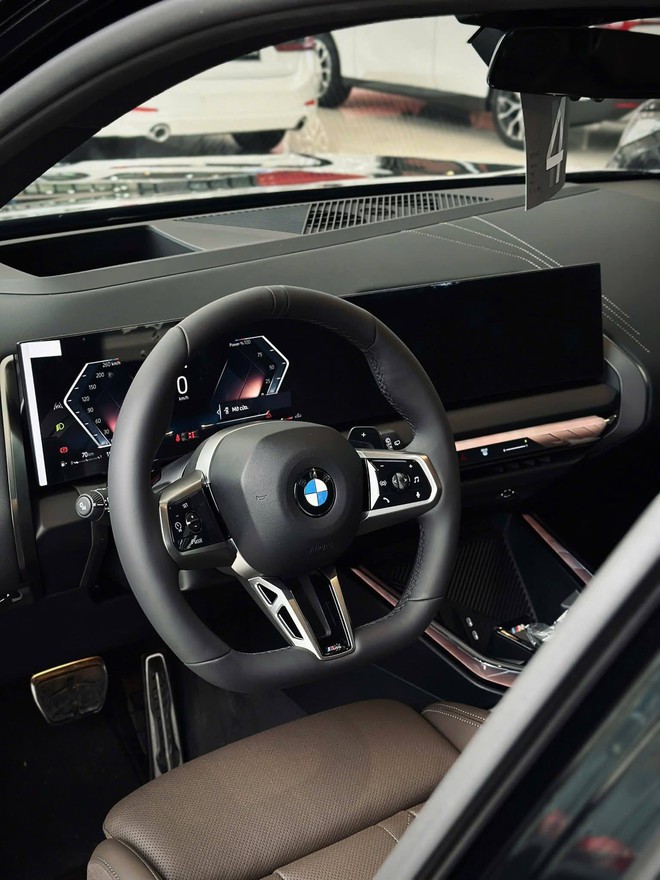 Ảnh thực tế BMW X3 2026 bản đắt nhất vừa về đại lý: Giá 2,899 tỷ đồng, máy mạnh hơn, 'full' ADAS cạnh tranh GLC 300- Ảnh 16. Ảnh thực tế BMW X3 2026 bản đắt nhất vừa về đại lý: Giá 2,899 tỷ đồng, máy mạnh hơn, 'full' ADAS cạnh tranh GLC 300- Ảnh 16.