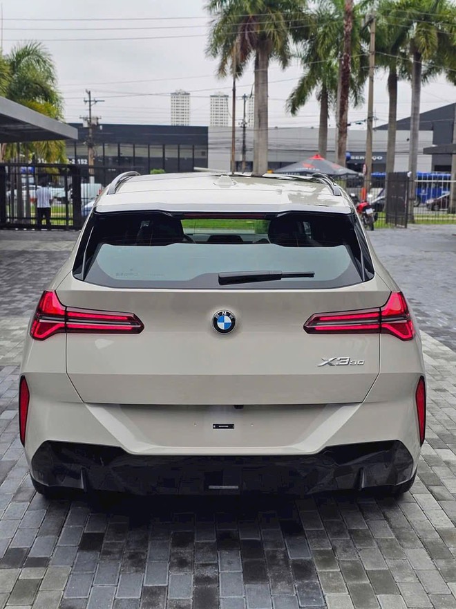 Ảnh thực tế BMW X3 2026 bản đắt nhất vừa về đại lý: Giá 2,899 tỷ đồng, máy mạnh hơn, 'full' ADAS cạnh tranh GLC 300- Ảnh 12. Ảnh thực tế BMW X3 2026 bản đắt nhất vừa về đại lý: Giá 2,899 tỷ đồng, máy mạnh hơn, 'full' ADAS cạnh tranh GLC 300- Ảnh 12.