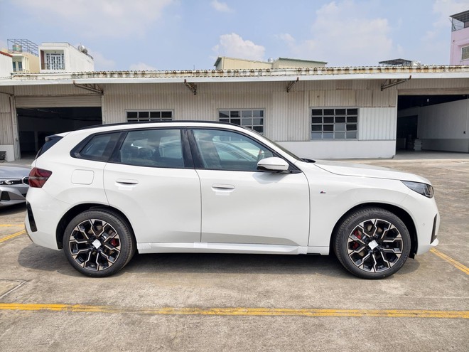 Ảnh thực tế BMW X3 2026 bản đắt nhất vừa về đại lý: Giá 2,899 tỷ đồng, máy mạnh hơn, 'full' ADAS cạnh tranh GLC 300- Ảnh 5. Ảnh thực tế BMW X3 2026 bản đắt nhất vừa về đại lý: Giá 2,899 tỷ đồng, máy mạnh hơn, 'full' ADAS cạnh tranh GLC 300- Ảnh 5.