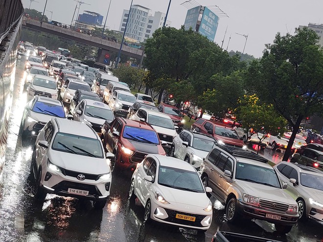 Xe &ocirc; t&ocirc; lật chắn ngang đường, kẹt xe d&agrave;i hơn 2km- Ảnh 3.