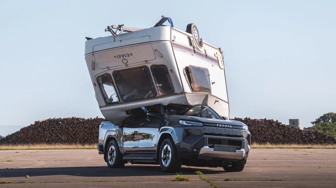 Toyota Hilux điện hứng trọn xe caravan 760kg rơi từ độ cao 9m, xong vẫn chạy đi như chưa c&oacute; chuyện g&igrave; - Ảnh 5.