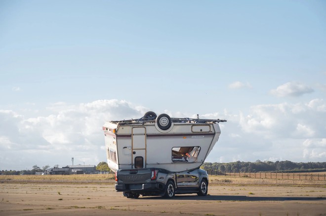 Toyota Hilux điện hứng trọn xe caravan 760kg rơi từ độ cao 9m, xong vẫn chạy đi như chưa c&oacute; chuyện g&igrave; - Ảnh 6.
