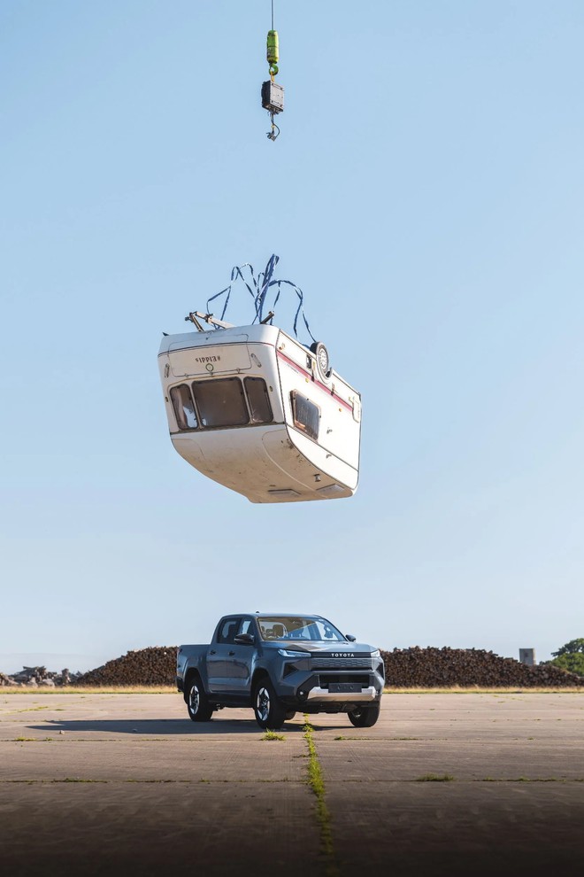 Toyota Hilux điện hứng trọn xe caravan 760kg rơi từ độ cao 9m, xong vẫn chạy đi như chưa c&oacute; chuyện g&igrave; - Ảnh 2.