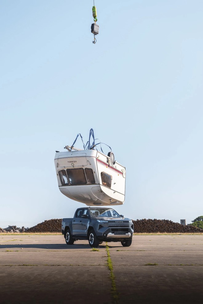 Toyota Hilux điện hứng trọn xe caravan 760kg rơi từ độ cao 9m, xong vẫn chạy đi như chưa c&oacute; chuyện g&igrave; - Ảnh 3.