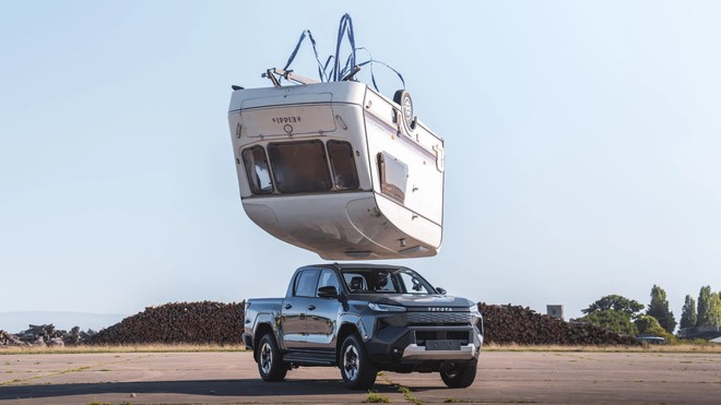 Toyota Hilux điện hứng trọn xe caravan 760kg rơi từ độ cao 9m, xong vẫn chạy đi như chưa c&oacute; chuyện g&igrave; - Ảnh 4.