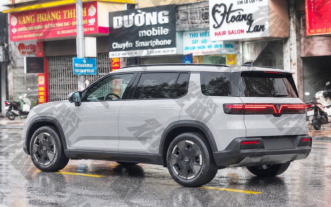 SUV mới của VinFast để lộ dải LED cách điệu bắt mắt cùng kích thước khủng ‘át’ cả VF 6, có thể là REEV như VF Wild - Ảnh 4.