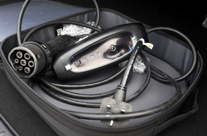 Mercedes-Benz E-Class PHEV gi&aacute; dự kiến gần 3,4 tỷ đồng tại Việt Nam lộ mức ti&ecirc;u thụ xăng 'như ngửi': Dưới 2L/100km, tiết kiệm hơn cả Honda Lead - Ảnh 6.