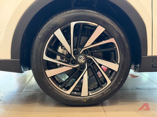 Chi tiết MG ZS thế hệ mới ra mắt Việt Nam: Gi&aacute; 668 triệu đồng, m&aacute;y hybrid 197 m&atilde; lực, nhiều trang bị đ&aacute;ng ch&uacute; &yacute; - Ảnh 3.