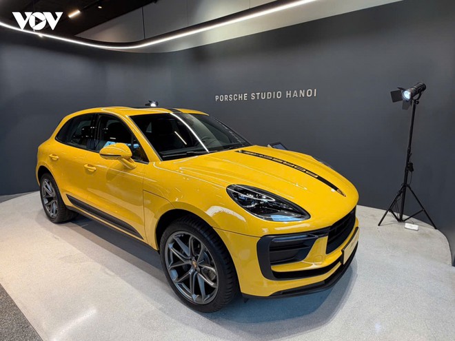 Ngắm bộ đ&ocirc;i Porsche Macan "độc bản" được sơn tại Việt Nam - Ảnh 1.