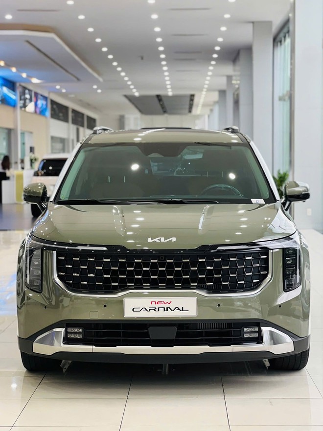Kia Carnival giảm gi&aacute; tới 170 triệu tại đại l&yacute;, mua mới rẻ như mua cũ - Ảnh 3.