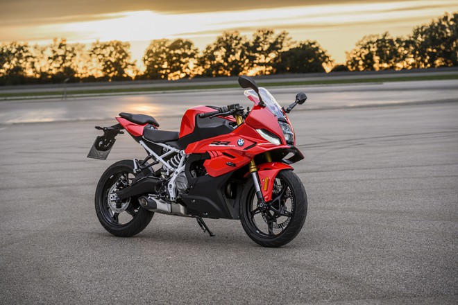 BMW ra mắt tiểu 'c&aacute; voi' S 1000 RR: Mạnh chưa tới 50 m&atilde; lực, c&oacute; sẵn phanh Brembo, gi&aacute; quy đổi 232 triệu - Ảnh 1.