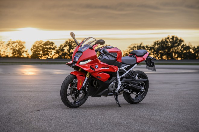 BMW ra mắt tiểu 'c&aacute; voi' S 1000 RR: Mạnh chưa tới 50 m&atilde; lực, c&oacute; sẵn phanh Brembo, gi&aacute; quy đổi 232 triệu - Ảnh 2.