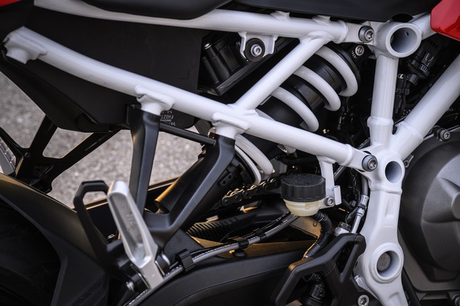 BMW ra mắt tiểu 'c&aacute; voi' S 1000 RR: Mạnh chưa tới 50 m&atilde; lực, c&oacute; sẵn phanh Brembo, gi&aacute; quy đổi 232 triệu - Ảnh 7.