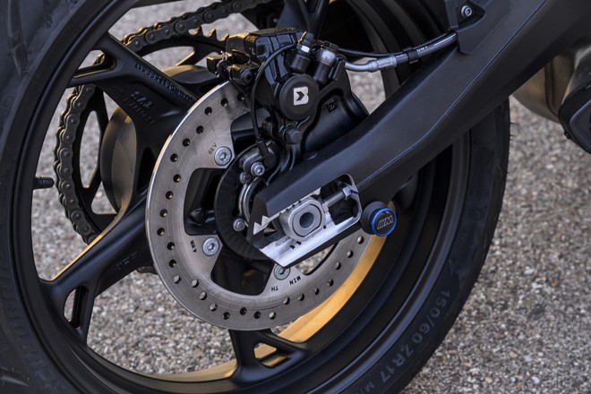 BMW ra mắt tiểu 'c&aacute; voi' S 1000 RR: Mạnh chưa tới 50 m&atilde; lực, c&oacute; sẵn phanh Brembo, gi&aacute; quy đổi 232 triệu - Ảnh 6.
