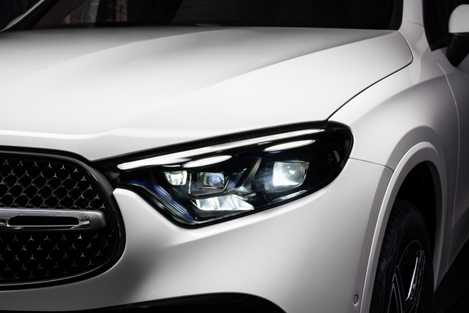 Mercedes-Benz GLC PHEV ra mắt Việt Nam: Gi&aacute; gần 3 tỷ đồng, hết xăng vẫn chạy tới 128km, &lsquo;phả hơi n&oacute;ng&rsquo; l&ecirc;n X3, Q5 - Ảnh 4.
