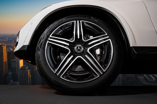 Mercedes-Benz GLC PHEV ra mắt Việt Nam: Gi&aacute; gần 3 tỷ đồng, hết xăng vẫn chạy tới 128km, &lsquo;phả hơi n&oacute;ng&rsquo; l&ecirc;n X3, Q5 - Ảnh 5.