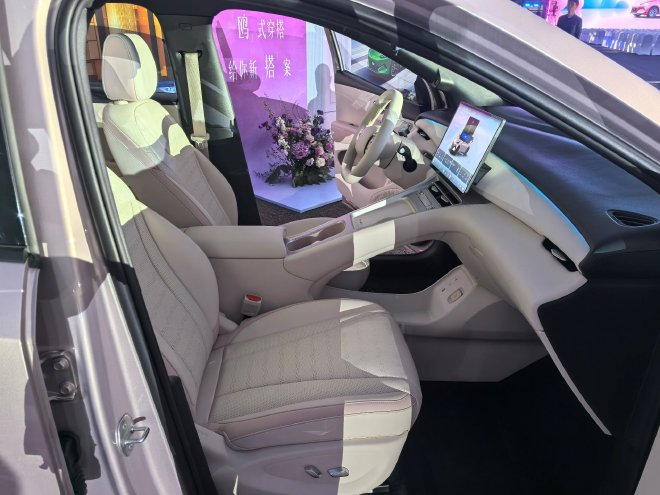 BYD Seagull 2026 ra mắt: Tăng k&iacute;ch cỡ gần bằng Dolphin, pin 'mini' nhưng vẫn c&oacute; sạc si&ecirc;u nhanh, gi&aacute; quy đổi từ 255 triệu - Ảnh 6.