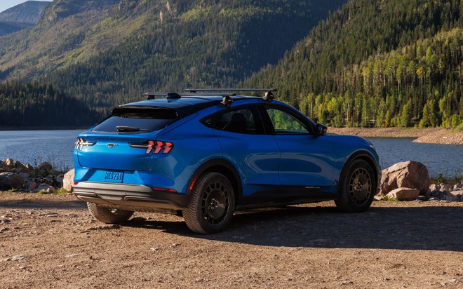 Ford Mustang Mach-E 2027 ra mắt: Gi&aacute; quy đổi từ 1,1 tỷ đồng, pin ti&ecirc;u chuẩn lớn hơn, c&oacute; bản cho d&acirc;n m&ecirc; phượt - Ảnh 4.