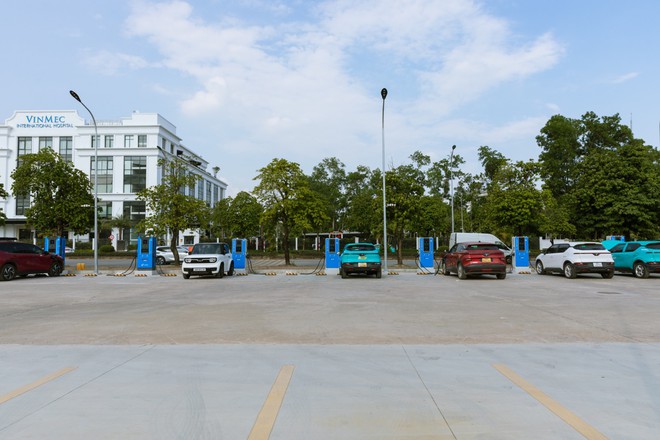 Lộ diện 'si&ecirc;u trạm sạc' VinFast khủng nhất Việt Nam giữa l&ograve;ng Thủ đ&ocirc;: Quy m&ocirc; hơn 1.000 cổng, c&oacute; đủ sạc nhanh lẫn sạc chậm - Ảnh 8.