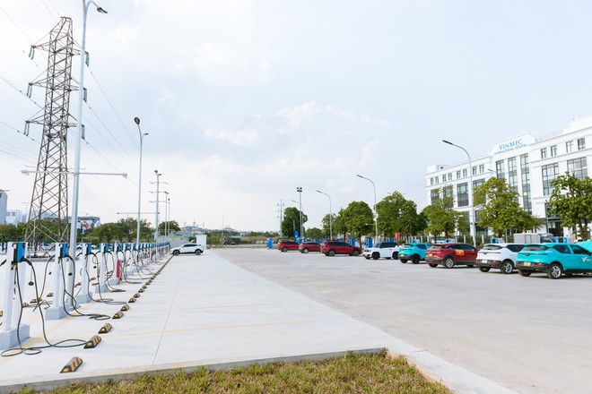 Lộ diện 'si&ecirc;u trạm sạc' VinFast khủng nhất Việt Nam giữa l&ograve;ng Thủ đ&ocirc;: Quy m&ocirc; hơn 1.000 cổng, c&oacute; đủ sạc nhanh lẫn sạc chậm - Ảnh 5.