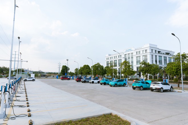 Lộ diện 'si&ecirc;u trạm sạc' VinFast khủng nhất Việt Nam giữa l&ograve;ng Thủ đ&ocirc;: Quy m&ocirc; hơn 1.000 cổng, c&oacute; đủ sạc nhanh lẫn sạc chậm - Ảnh 6.