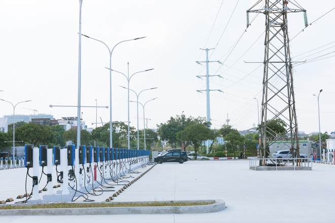Lộ diện 'si&ecirc;u trạm sạc' VinFast khủng nhất Việt Nam giữa l&ograve;ng Thủ đ&ocirc;: Quy m&ocirc; hơn 1.000 cổng, c&oacute; đủ sạc nhanh lẫn sạc chậm - Ảnh 9.
