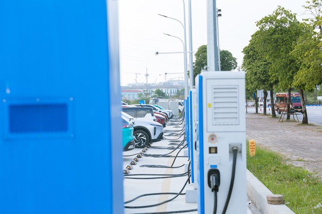 Lộ diện 'si&ecirc;u trạm sạc' VinFast khủng nhất Việt Nam giữa l&ograve;ng Thủ đ&ocirc;: Quy m&ocirc; hơn 1.000 cổng, c&oacute; đủ sạc nhanh lẫn sạc chậm - Ảnh 11.