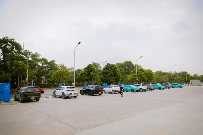 Lộ diện 'si&ecirc;u trạm sạc' VinFast khủng nhất Việt Nam giữa l&ograve;ng Thủ đ&ocirc;: Quy m&ocirc; hơn 1.000 cổng, c&oacute; đủ sạc nhanh lẫn sạc chậm - Ảnh 7.