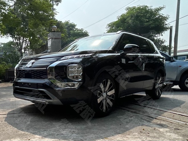 Mitsubishi Outlander thế hệ mới lộ diện tại Việt Nam: C&oacute; AWD, m&agrave;n h&igrave;nh cỡ lớn, nội thất bọc da to&agrave;n bộ - Ảnh 2.
