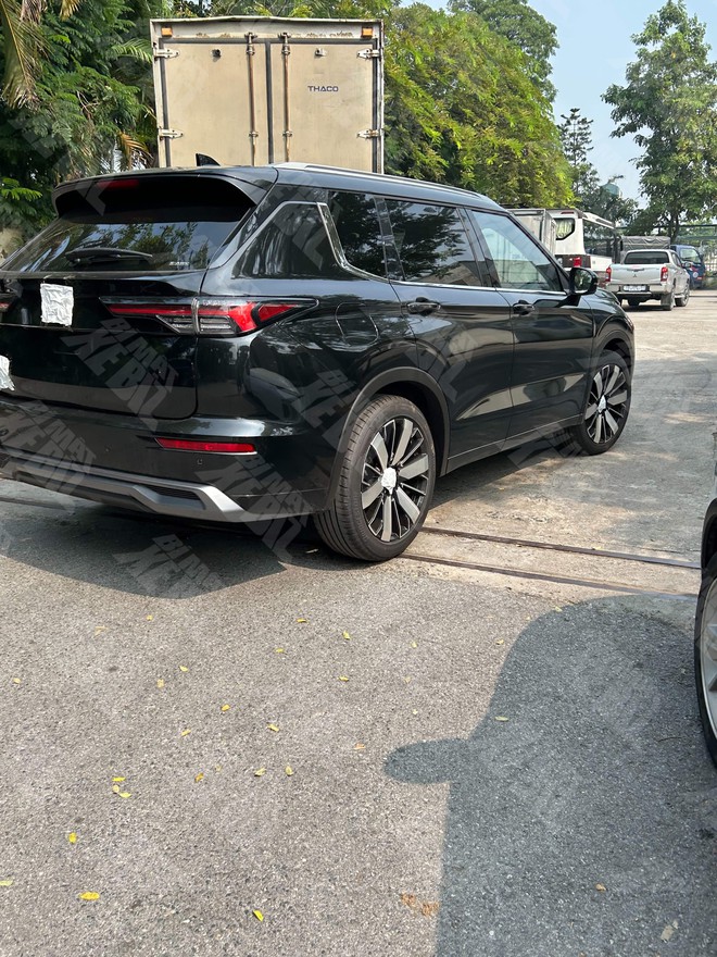 Mitsubishi Outlander thế hệ mới lộ diện tại Việt Nam: C&oacute; AWD, m&agrave;n h&igrave;nh cỡ lớn, nội thất bọc da to&agrave;n bộ - Ảnh 4.