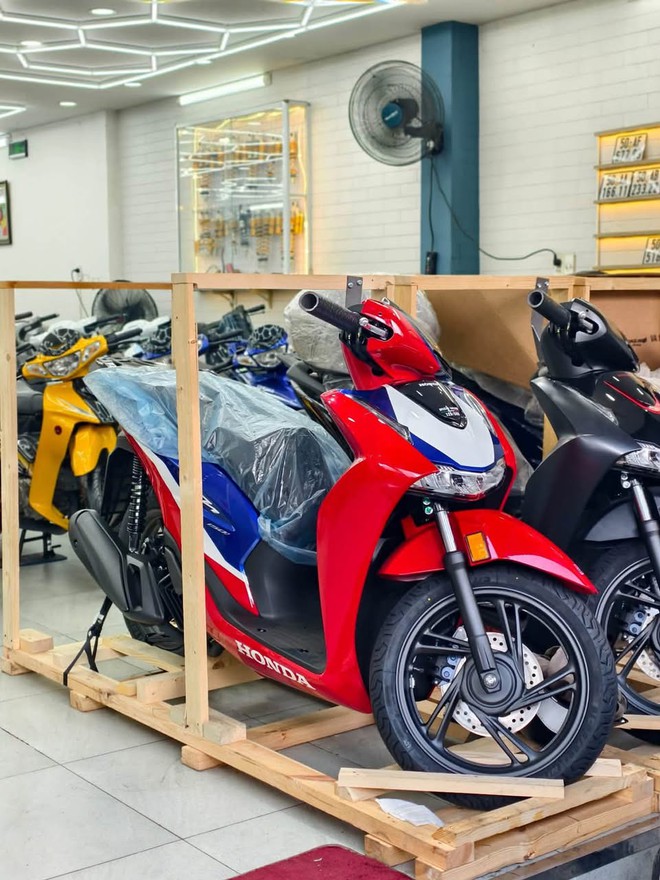 Hàng hiếm Honda SH150i HRC 2026 nhập tư về Việt Nam: Giá khoảng 250 triệu đồng, nhập Ý, đắt gấp đôi xe chính hãng - Ảnh 2.