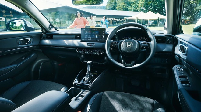 Honda HR-V 2027 ra mắt với g&oacute;i ngoại thất thể thao, m&acirc;m mới, th&ecirc;m cửa sổ trời to&agrave;n cảnh, 10 loa cạnh tranh Xforce, Yaris Cross - Ảnh 11.