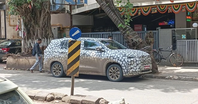 Xem trước Toyota Innova Cross mới sắp ra mắt th&aacute;ng sau: Mặt trước thay đổi lớn, m&agrave;n h&igrave;nh lớn hơn, vẫn đủ t&ugrave;y chọn xăng, hybrid - Ảnh 6.