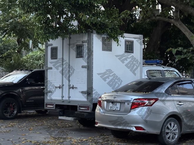 Kia Tasman xuất hiện tại Việt Nam với diện mạo lạ: Đ&egrave;n đặc chủng, th&ugrave;ng k&iacute;n, nhiều trang bị ở mức cơ bản - Ảnh 4.
