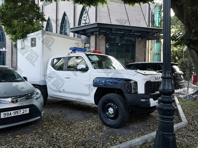 Kia Tasman xuất hiện tại Việt Nam với diện mạo lạ: Đ&egrave;n đặc chủng, th&ugrave;ng k&iacute;n, nhiều trang bị ở mức cơ bản - Ảnh 3.