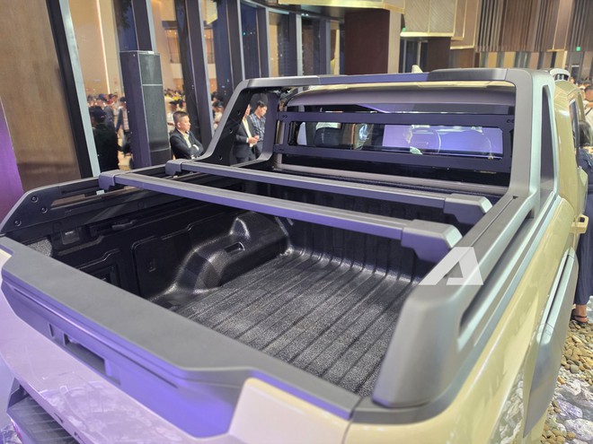 Kia Tasman xuất hiện tại Việt Nam với diện mạo lạ: Đ&egrave;n đặc chủng, th&ugrave;ng k&iacute;n, nhiều trang bị ở mức cơ bản - Ảnh 9.