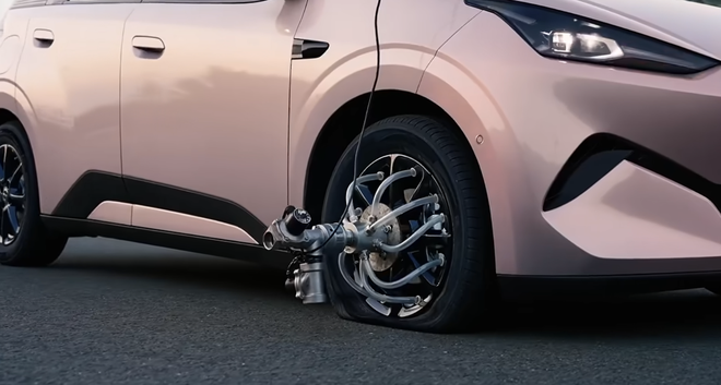 Video: BYD cho nổ lốp ở 140km/h để chứng minh độ an to&agrave;n của mẫu xe gi&aacute; quy đổi chỉ hơn 250 triệu đồng - Ảnh 3.
