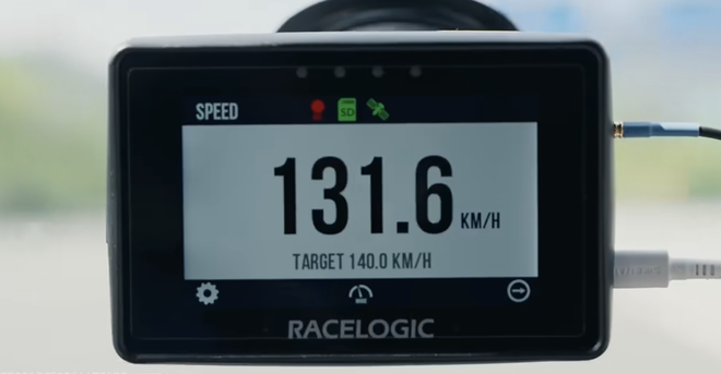 Video: BYD cho nổ lốp ở 140km/h để chứng minh độ an to&agrave;n của mẫu xe gi&aacute; quy đổi chỉ hơn 250 triệu đồng - Ảnh 2.