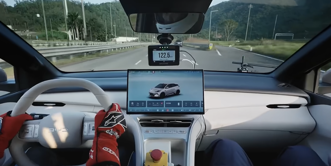 Video: BYD cho nổ lốp ở 140km/h để chứng minh độ an to&agrave;n của mẫu xe gi&aacute; quy đổi chỉ hơn 250 triệu đồng - Ảnh 1.
