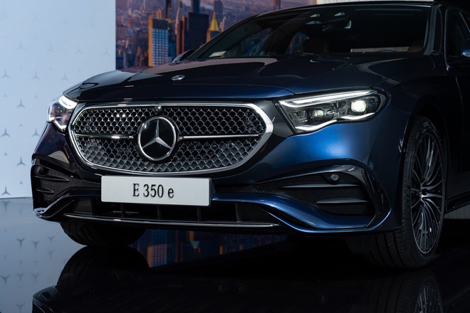 Mercedes-Benz E 350 e ra mắt Việt Nam: Giá 3,399 tỷ đồng, chạy điện 116 km, tiêu thụ xăng ngang xe máy - Ảnh 3.