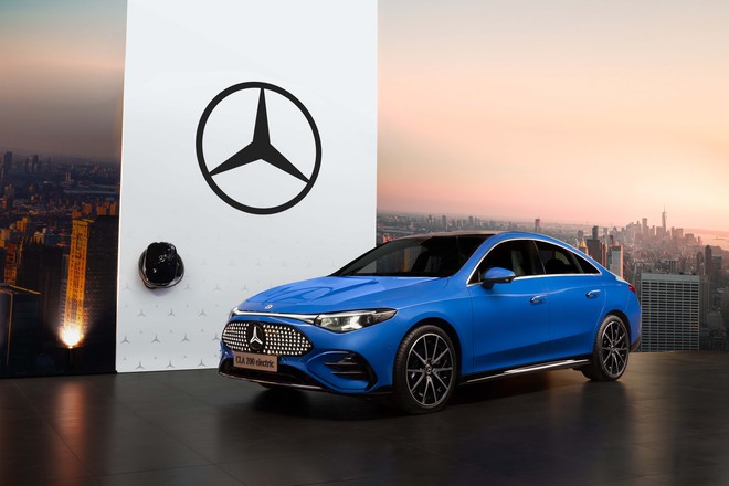 Mercedes-Benz CLA 200 chốt gi&aacute; 1,59 tỷ: Đi gần 550km/sạc, nội thất 3 m&agrave;n h&igrave;nh, c&oacute; thể d&ugrave;ng tay cầm Playstation để chơi game - Ảnh 1.