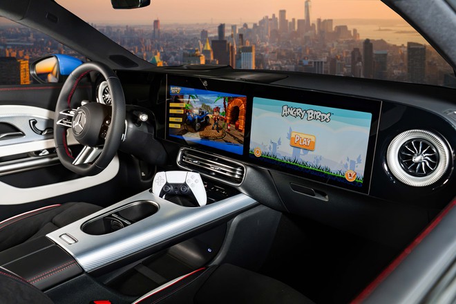 Mercedes-Benz CLA 200 chốt gi&aacute; 1,59 tỷ: Đi gần 550km/sạc, nội thất 3 m&agrave;n h&igrave;nh, c&oacute; thể d&ugrave;ng tay cầm Playstation để chơi game - Ảnh 3.