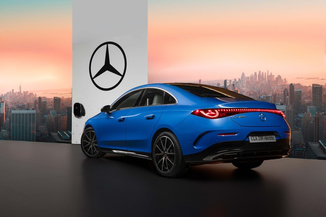 Mercedes-Benz CLA 200 chốt gi&aacute; 1,59 tỷ: Đi gần 550km/sạc, nội thất 3 m&agrave;n h&igrave;nh, c&oacute; thể d&ugrave;ng tay cầm Playstation để chơi game - Ảnh 2.