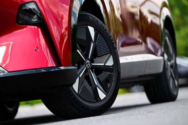 Mazda CX-6e ra mắt gần Việt Nam: Gi&aacute; quy đổi từ 963 triệu đồng, lớn hơn CX-5, d&aacute;ng coupe s&agrave;nh điệu, chạy 555km/sạc - Ảnh 6.