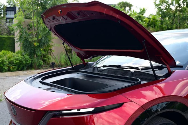 Mazda CX-6e ra mắt gần Việt Nam: Gi&aacute; quy đổi từ 963 triệu đồng, lớn hơn CX-5, d&aacute;ng coupe s&agrave;nh điệu, chạy 555km/sạc - Ảnh 7.