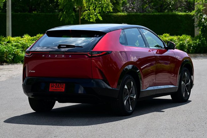 Mazda CX-6e ra mắt gần Việt Nam: Gi&aacute; quy đổi từ 963 triệu đồng, lớn hơn CX-5, d&aacute;ng coupe s&agrave;nh điệu, chạy 555km/sạc - Ảnh 4.