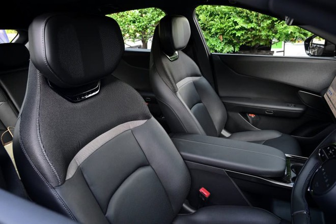 Mazda CX-6e ra mắt gần Việt Nam: Gi&aacute; quy đổi từ 963 triệu đồng, lớn hơn CX-5, d&aacute;ng coupe s&agrave;nh điệu, chạy 555km/sạc - Ảnh 11.